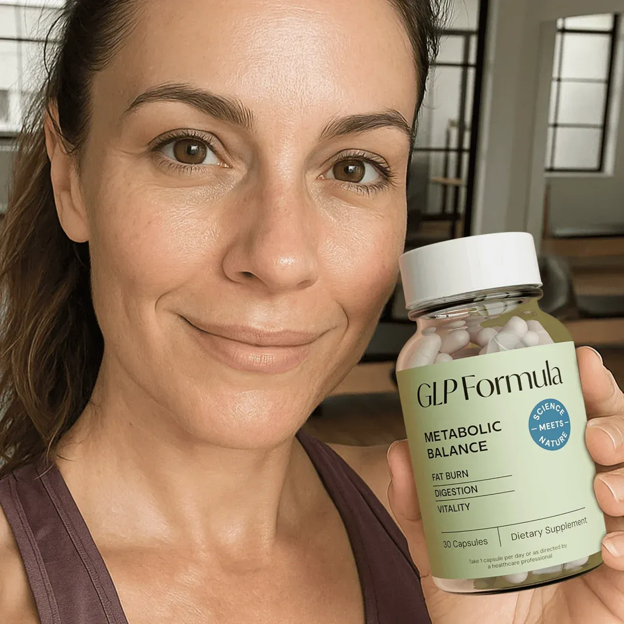 GLP Formula-produkt i handen mot en lugn bakgrund